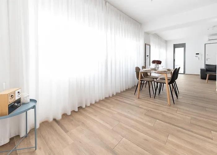 Stylish Spacious Apartment In Palaio Faliro