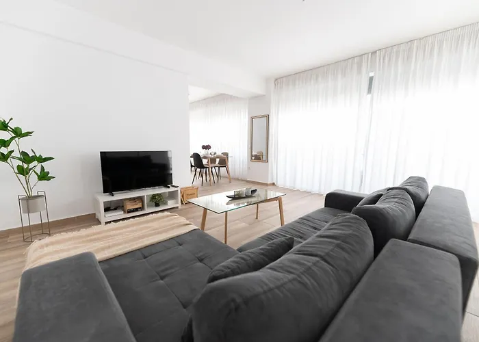 Stylish Spacious Apartment In Palaio Faliro