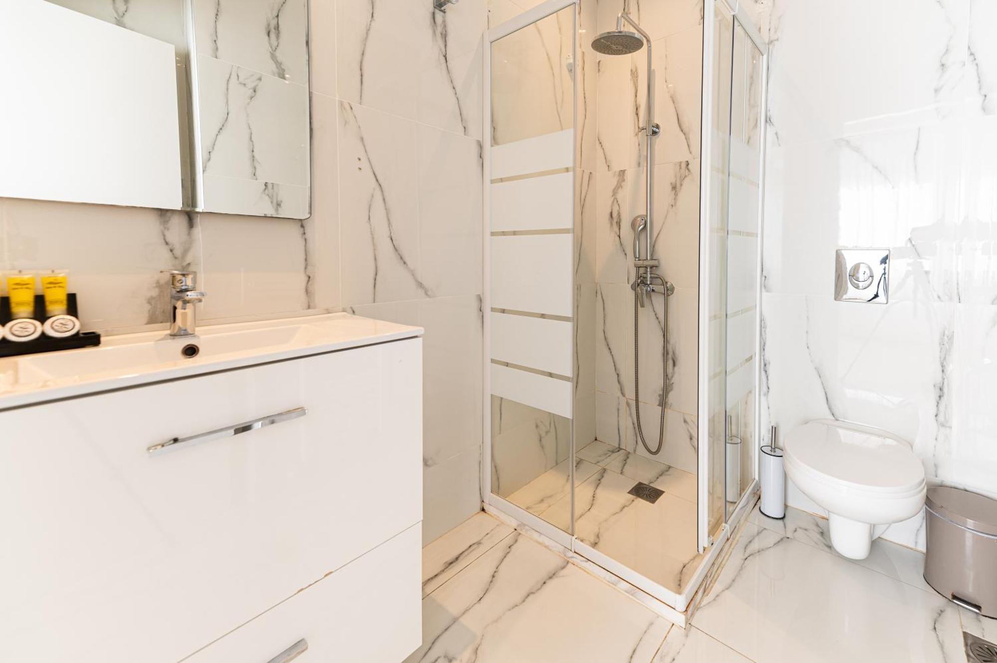 Stylish Spacious In Palaio Faliro *